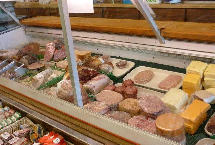 Photo showing Luccas Italian Delicatessen