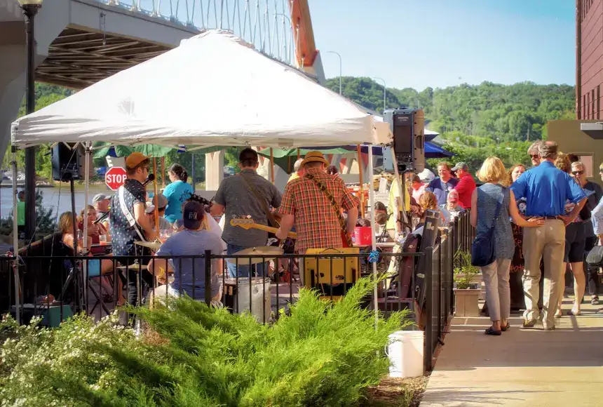 Photo showing Lock And Dam Eatery