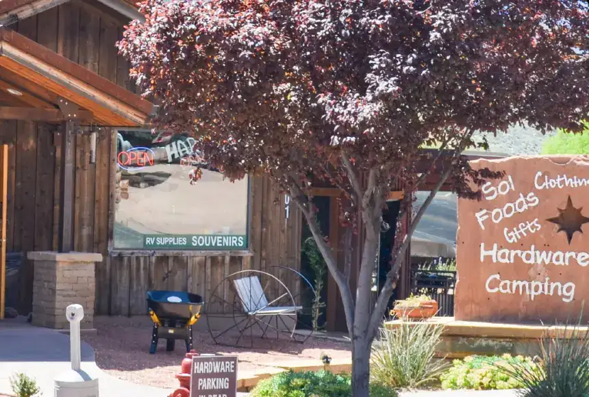 Photo showing Hoodoos General Store & Ice Cream Parlor